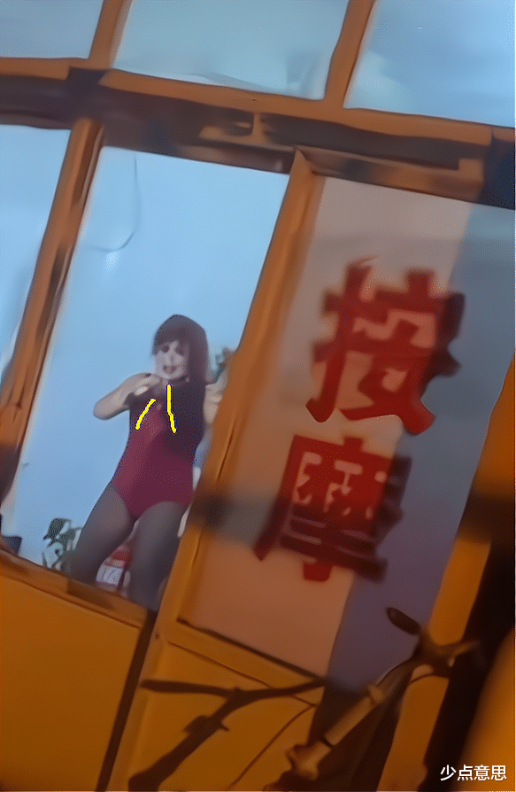 河北:男子途径按摩房,玻璃上发现女老板乔装打扮,亲自直播!