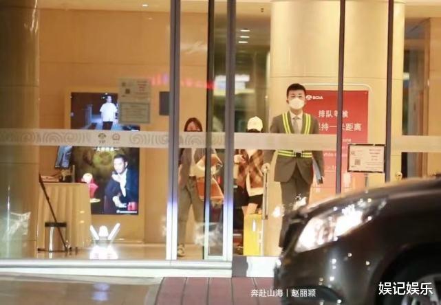 赵丽颖|赵丽颖穿小腿袜现身风格大变，表弟没在旁陪护，疑跟她一样情变