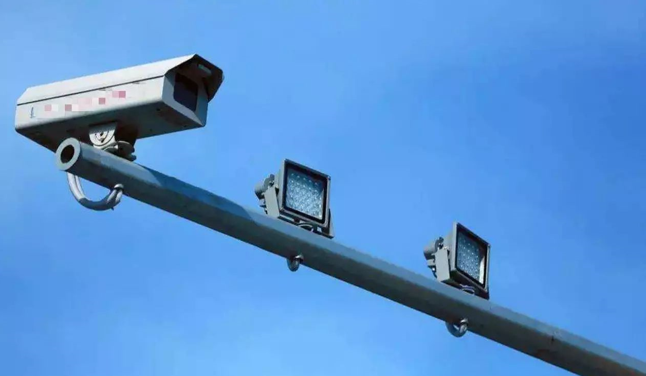 摄像头 为啥开车经过摄像头总会被闪一下?车主:早点知道就好了