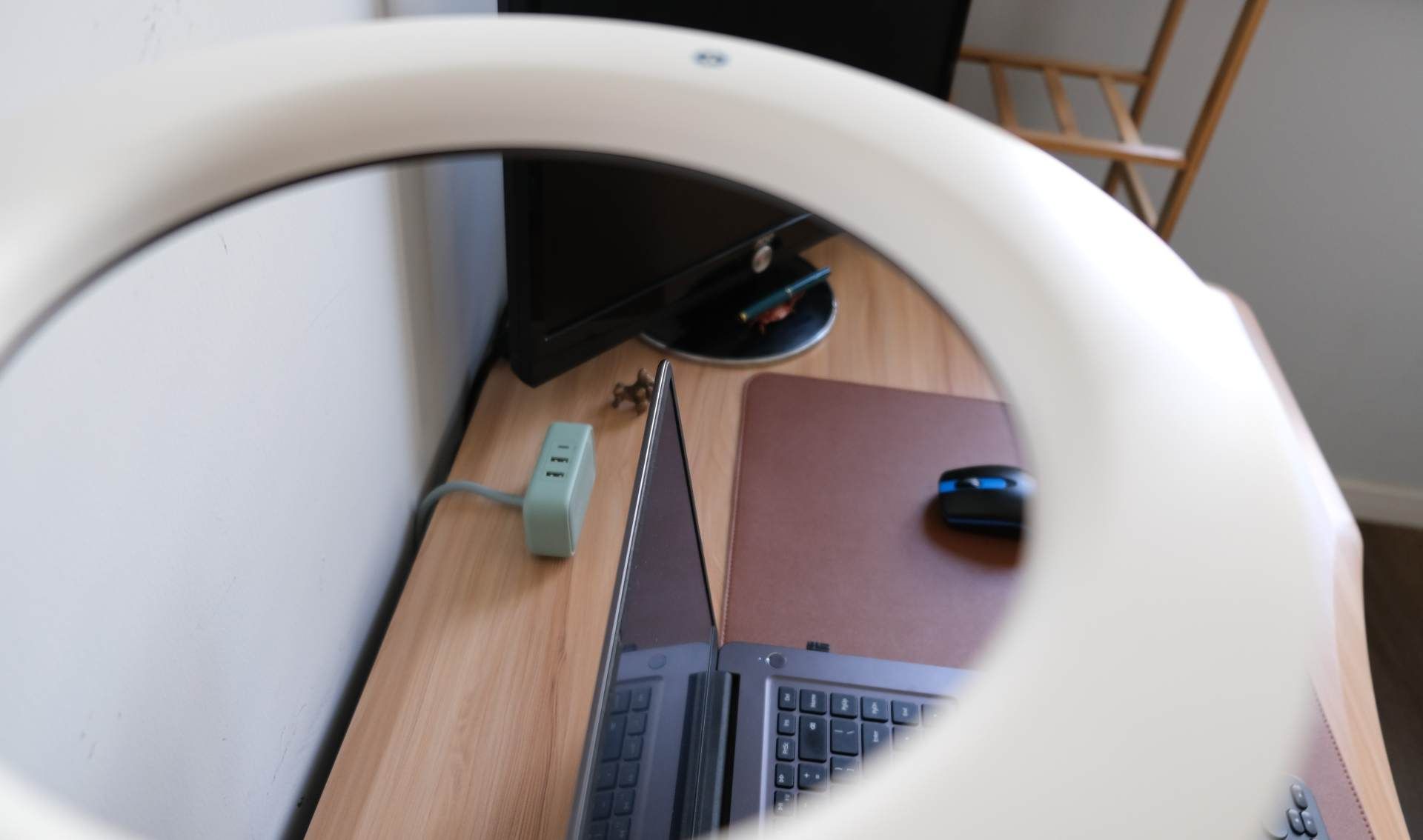 朴实无华，从实用和整洁出发的书桌改造实战