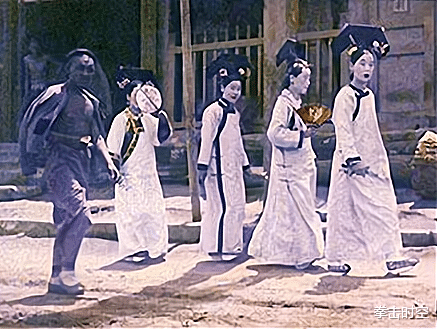 李雪健|一龙与张伟丽合体发生灵异事件？一龙露出诡异笑容，身后出现人脸