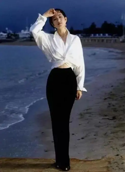 晓说时尚儿|巩俐在国外更敢穿,绿色“肚兜”裙穿出国际范儿,中年发福更霸气