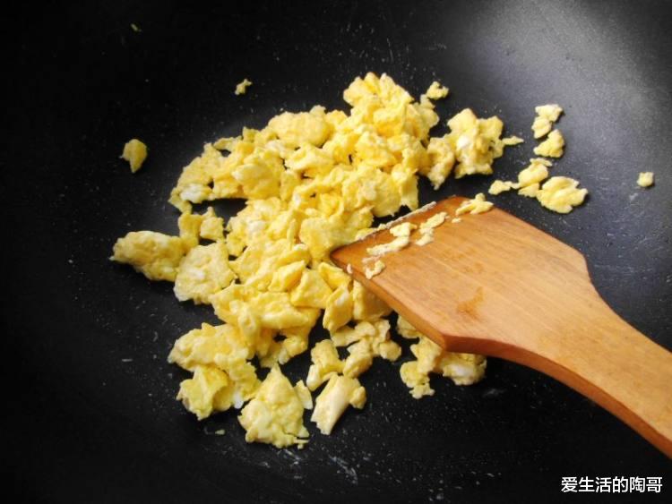 爱生活的陶哥 包韭菜鸡蛋馅饺子时，牢记4个妙招，韭菜鲜嫩不出水，色香味俱全