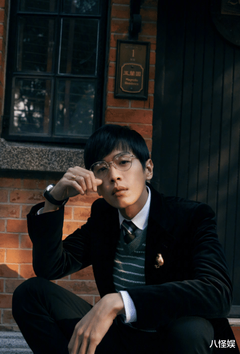 张若昀|张若昀为唐艺昕和女儿做春饼，近千元爱马仕餐盘抢镜，超有品味