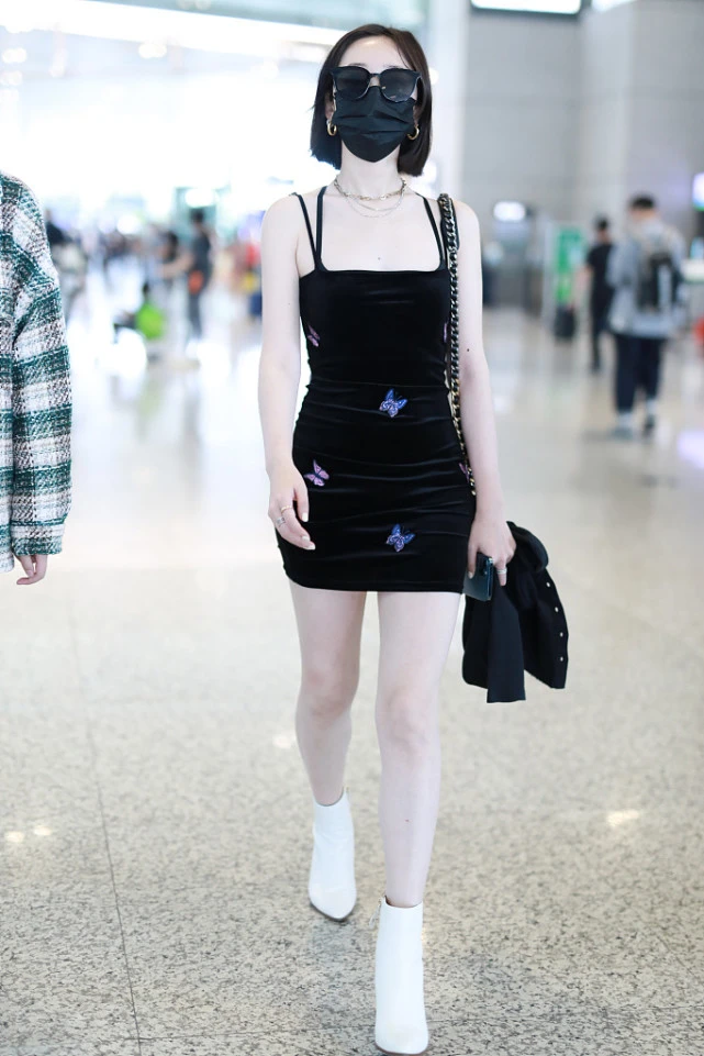 大表姐的时尚圈|蒋梦婕大胆又会穿，把“睡衣风”裙子穿得很高级，让造型自信满满