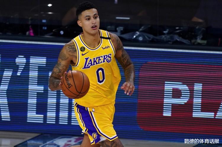 库兹马|10篮板！库兹马冲抢倒地，詹皇亲自来扶，苏群：小伙子真喜欢你