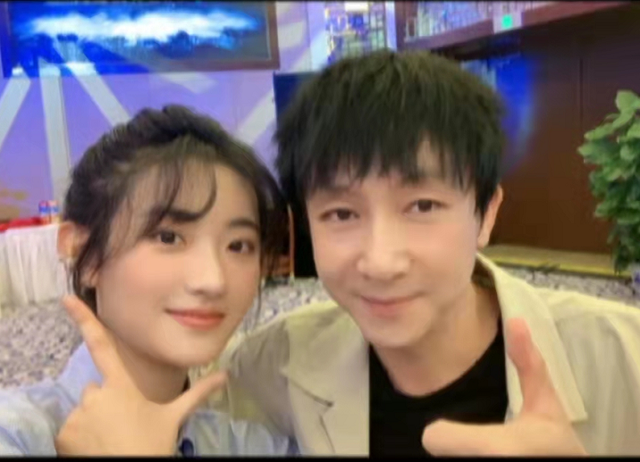 孙兴|《扫黑风暴》剧组庆功宴，孙兴徐英子亲密合照很和谐，大江也在场