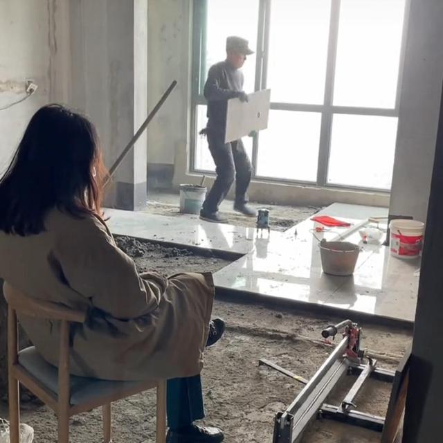 女孩第一次装修新家不放心当监工，女孩：师傅你是做什么工作的