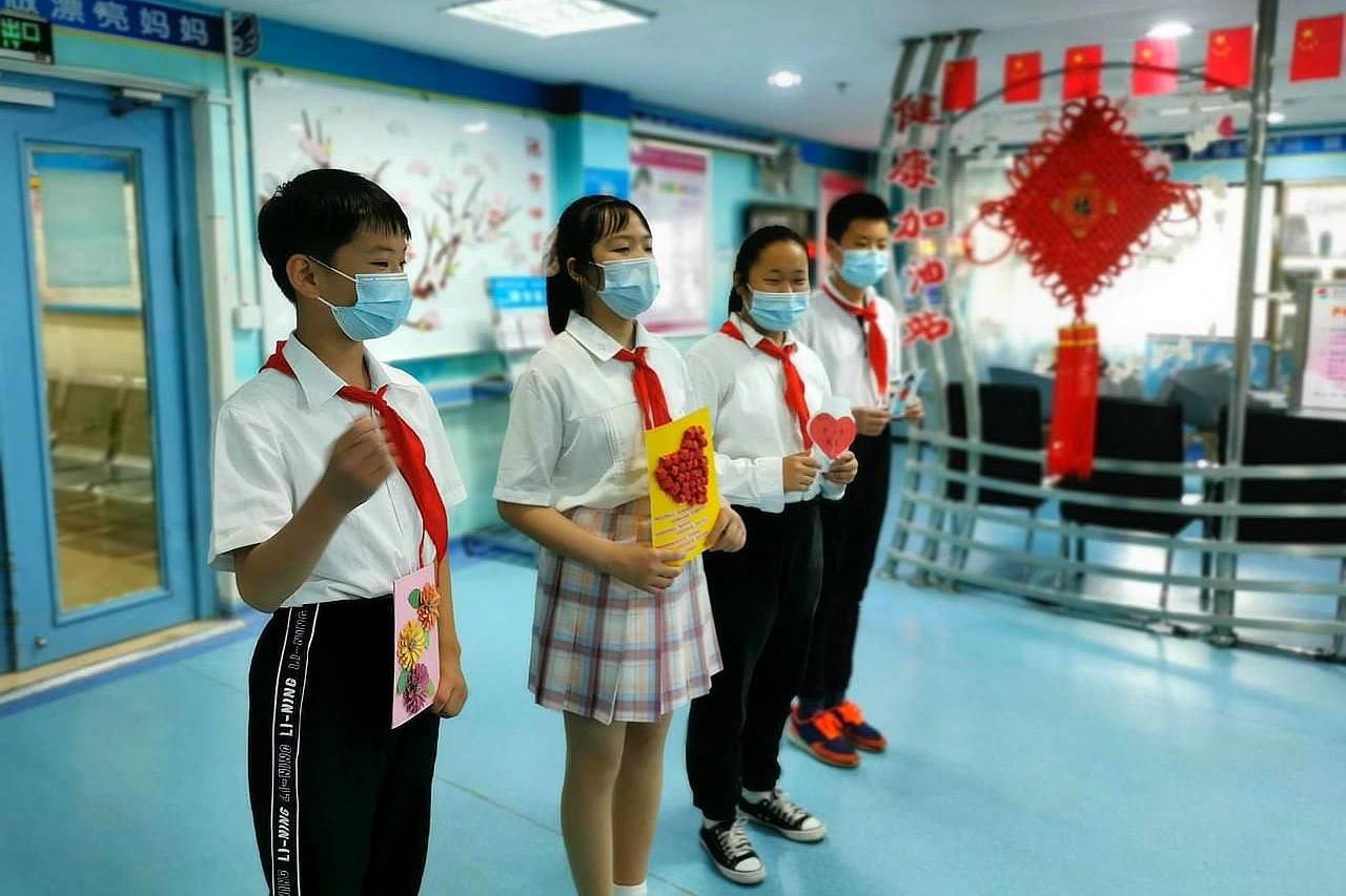 胡了说扒道 武汉市青山区钢城第十小学学生，向医护人员送上节日祝福