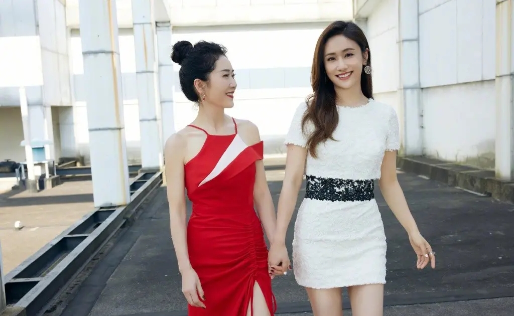全球时尚号|刘芸一家三口秀美照，妈妈穿红裙气质不输年轻人，爸爸演绎背影杀