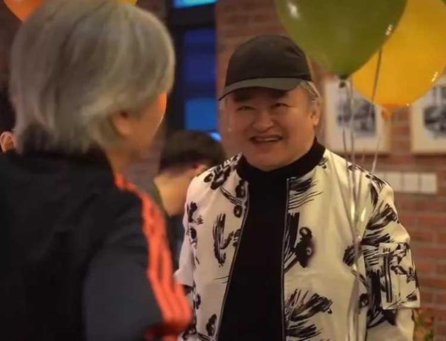 穿衣搭配|59岁刘欢罕见与老友聚会！一头白发惹人心疼，脸上没有一丝皱纹