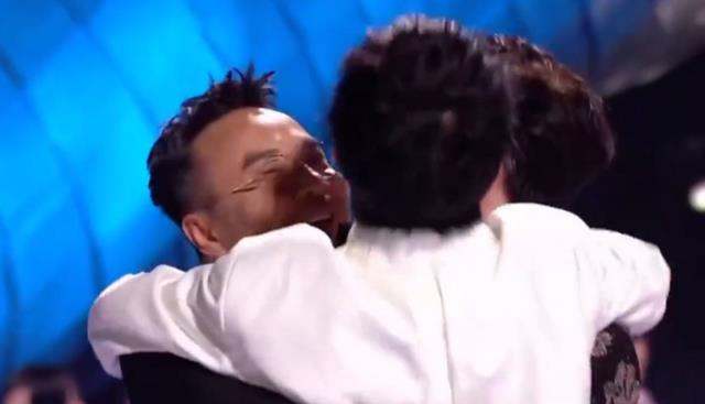 女人味|那些藏在跨年夜中的感人时刻！何炅穿过人群拥抱吴昕，整破防了