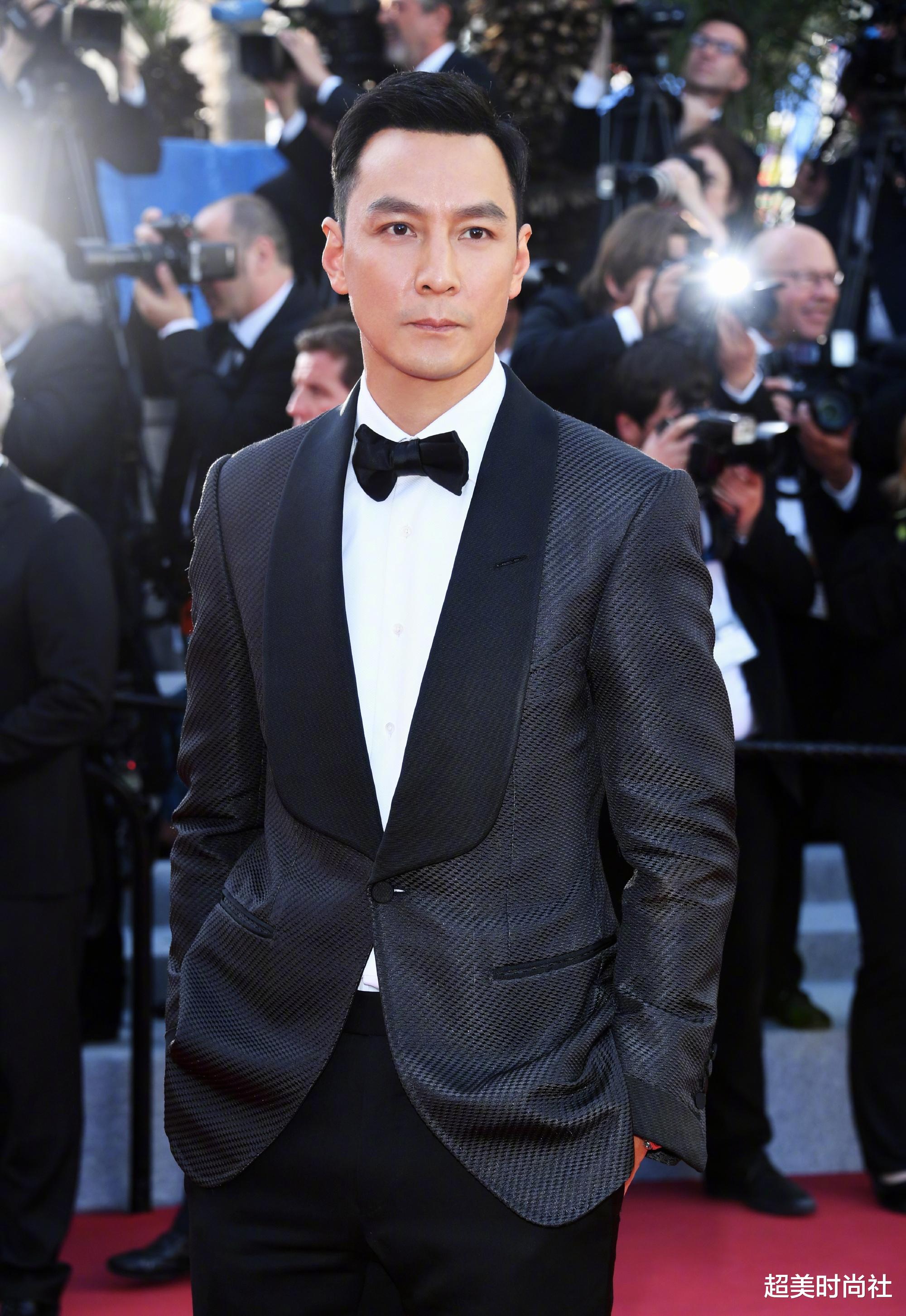 超美时尚社 吴彦祖为建筑系学生上网课，穿深色外套超低调，47岁仍超帅气！