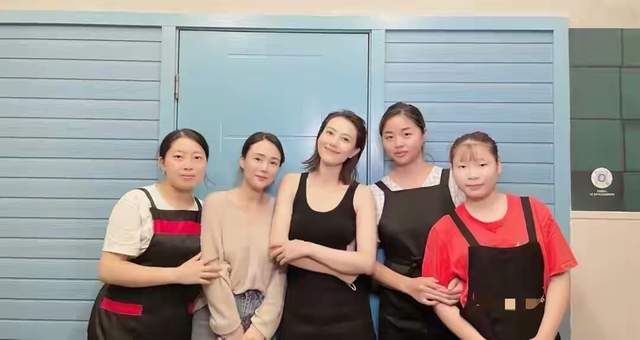 高圆圆|42岁高圆圆近照曝光，身穿黑色连衣裙露出小蛮腰，女儿像爸爸？