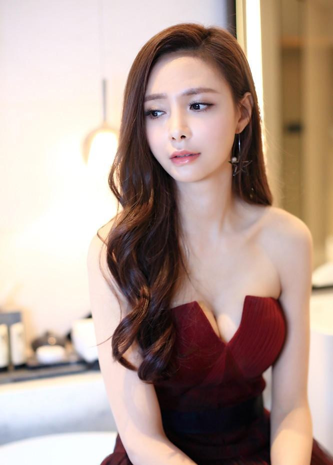 |沈梦辰真是“腿精”本人！穿灰色吊带裙录节目，腰以下全是腿