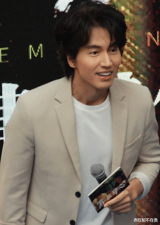 西装|言承旭20年不换发型,穿米色西装配牛仔裤很显嫩,不愧是冻龄男神