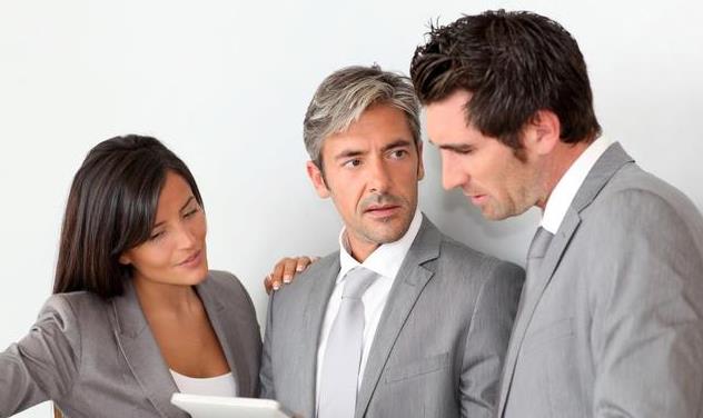 巴中 职员偷偷请假面试，领导怒其背叛，网友：员工没错