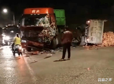 容县之声 现场惨烈！广西两货车碰撞，货物散落一地