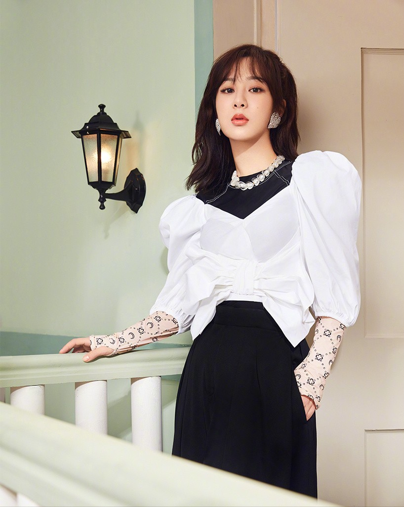 西布曲明 杨紫太适合“清纯”风了,剪了一头短发穿衬衫,看着舒服养眼