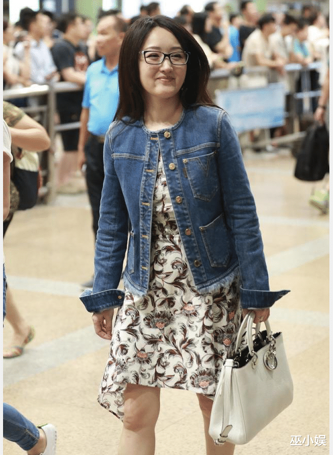 杨钰莹|50岁杨钰莹近照曝光，面部发福身材臃肿，冻龄女神真的老了！