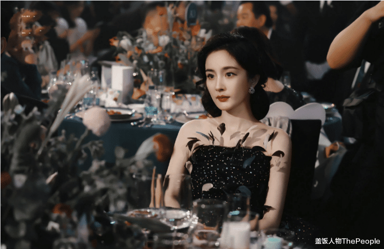 刘亦菲|红毯比美直角肩稳赢、古装造型斜肩显气质，女星肩部较量也有玄机