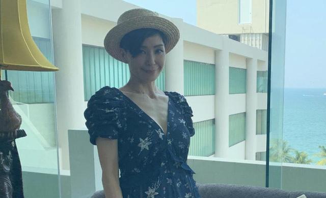 粉色|伍咏薇气质太出众！粉色上衣配蓝色半身裙少女感十足，毫无违和感