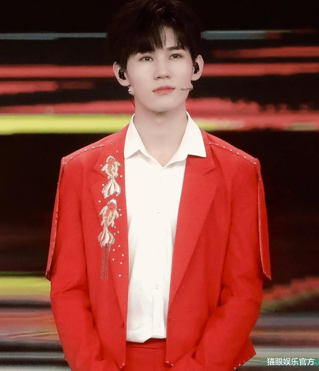 张真源|粉丝给18岁男星接机，女生当场被绊摔倒，网友指责偶像表情太冷漠