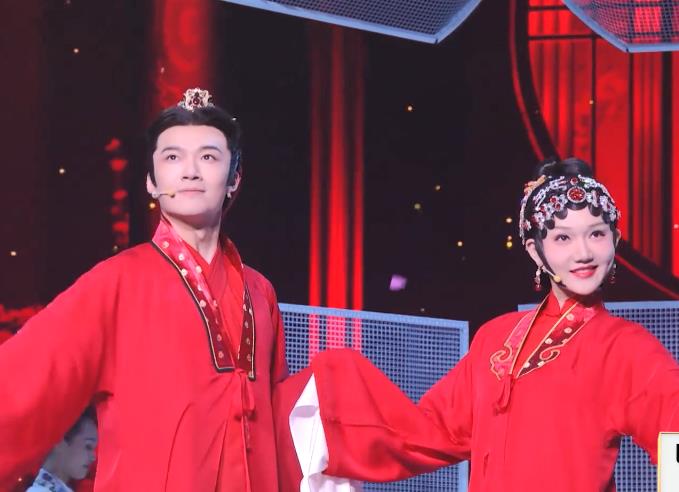 北美|月亮姐姐:变身“月老”,直播间带货时极力撮合龙洋和张韬搞对象