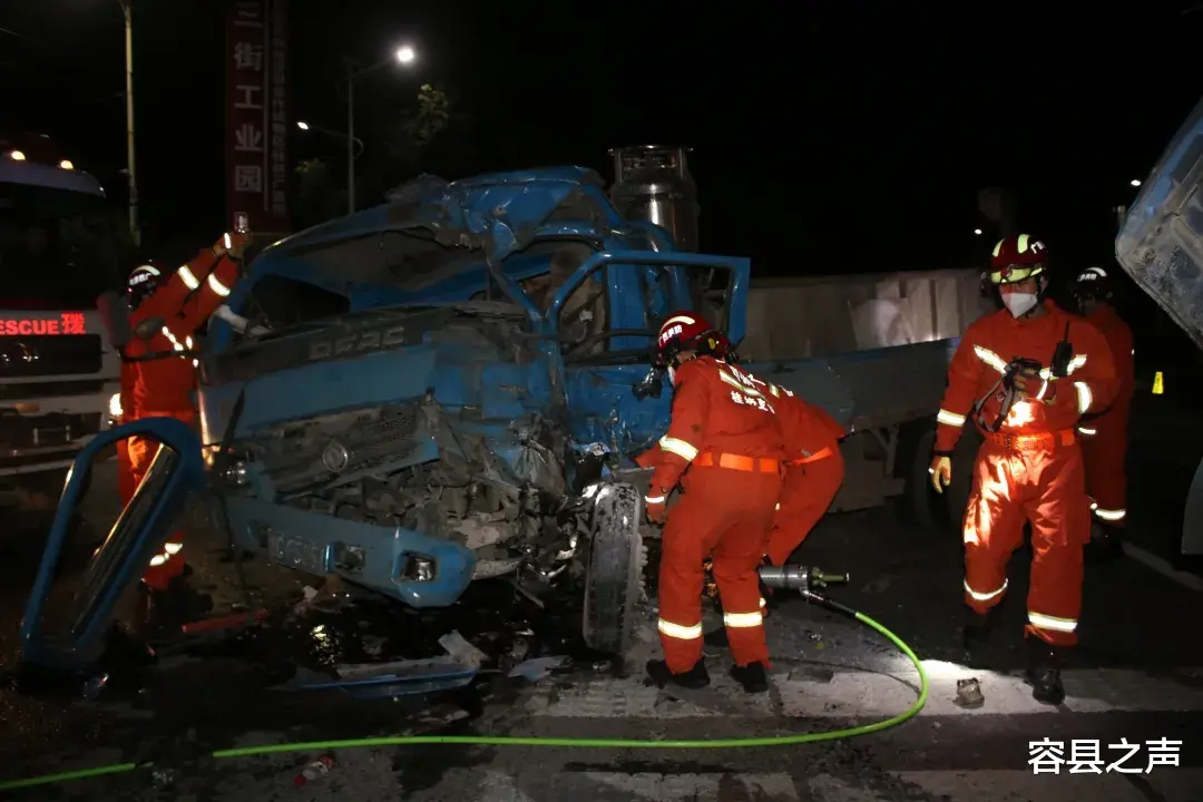 容县之声 广西两货车相撞，小货车驾驶室严重变形