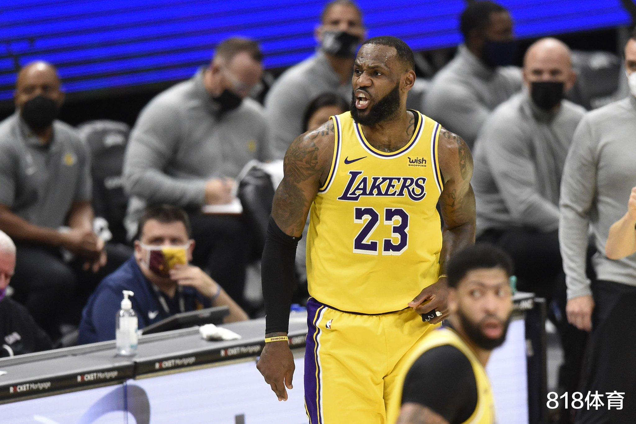 勒布朗·詹姆斯|你惹他干嘛? 騎士主管鼓掌慶祝詹皇投丟, 老詹先瞪他末節(jié)10中9回敬