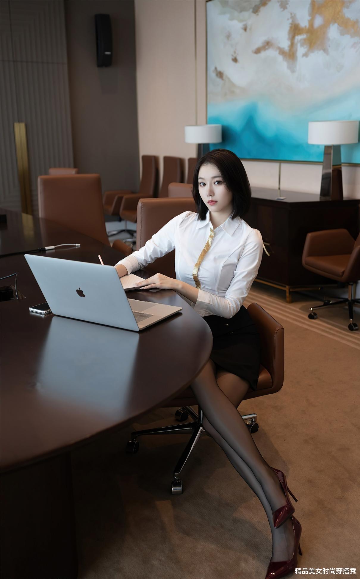 衬衫|职场穿搭中干练的白衬衫总是那么的百搭，从容展现女性优雅的身姿