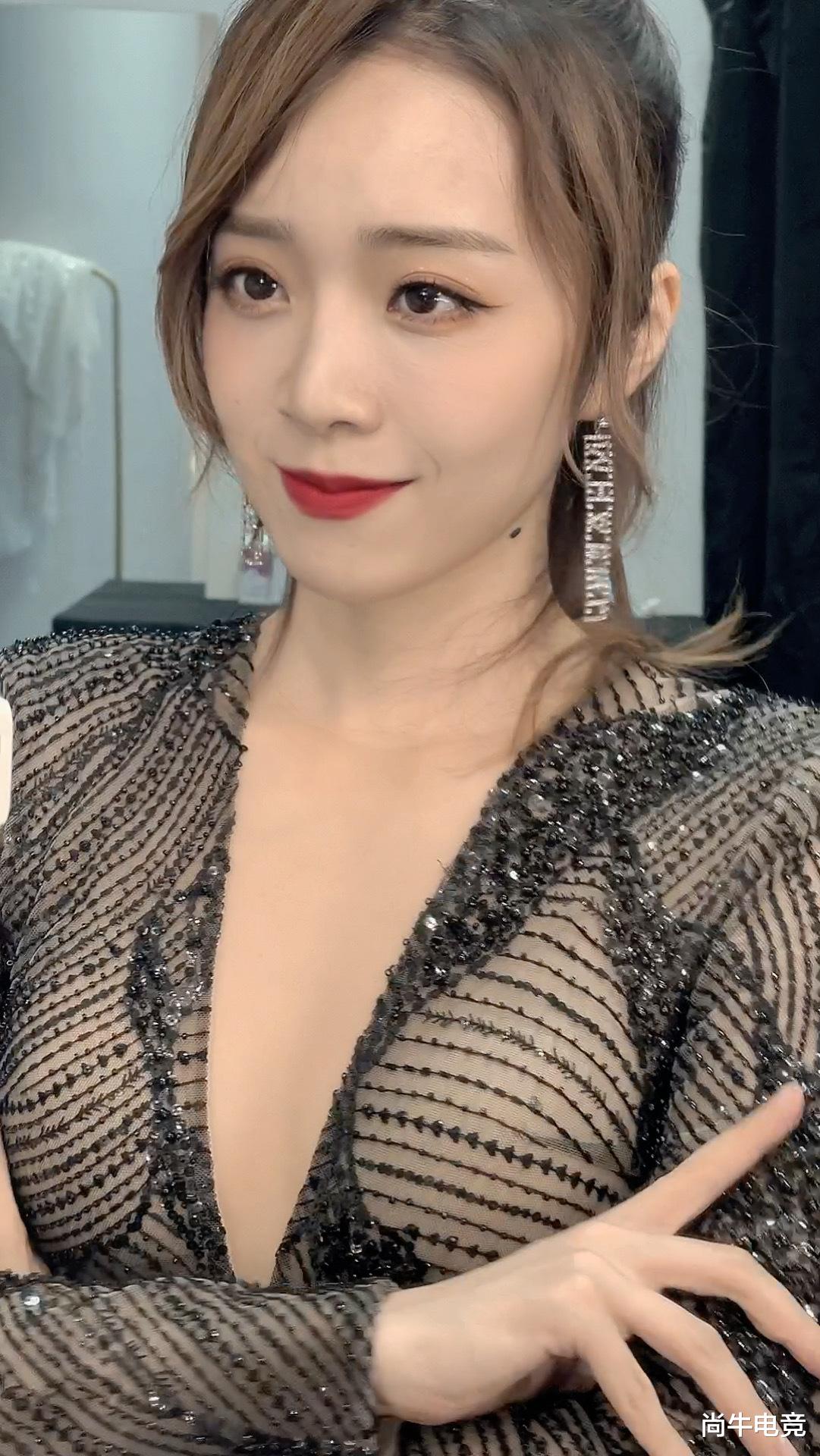 余霜|LPL主持人余霜微博晒自拍照引粉丝吐槽：便宜管泽元那小子了