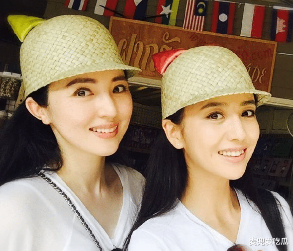 林允|38岁佟丽娅晒游客照？与朋友合照站C位，一双大长腿又白又细