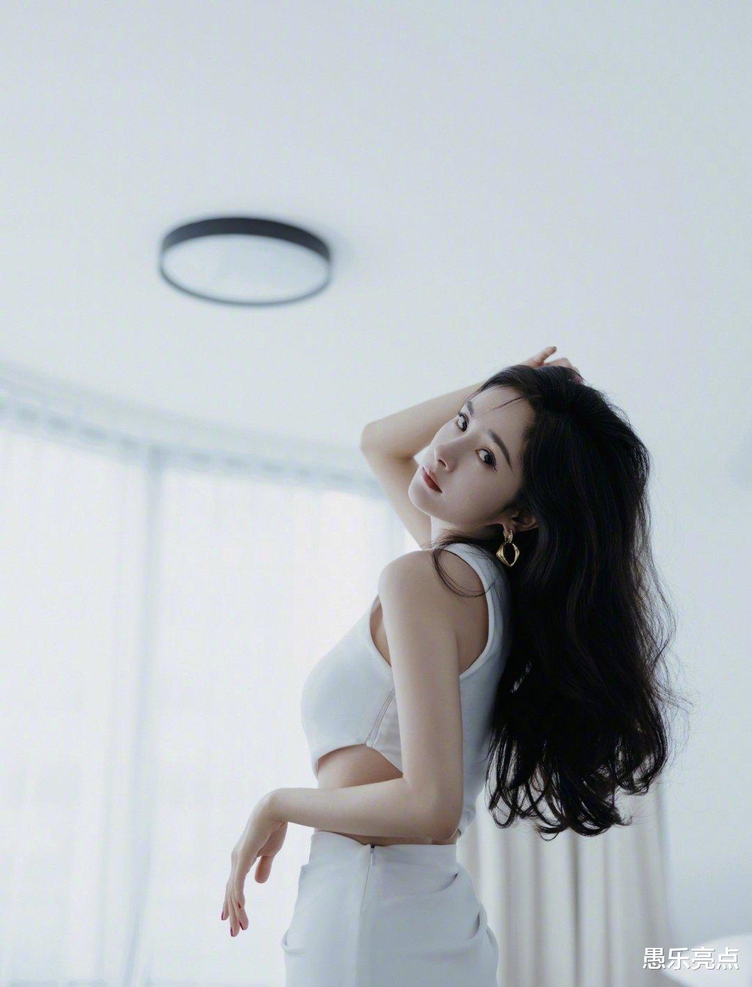 杨幂|杨幂斜肩露腰开叉白裙美炸了