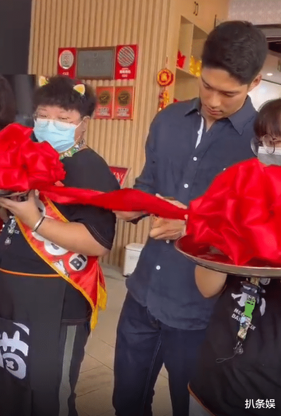 吴永恩|吴永恩现身新店开业典礼，剪彩环节细节暴露修养，王子文捡到宝了
