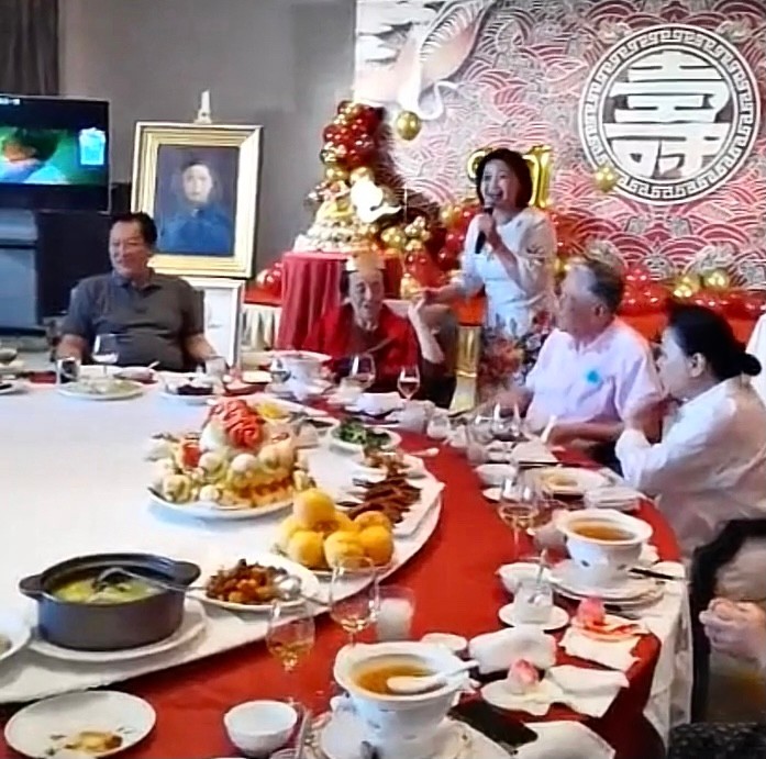 唐国强|唐国强为母亲庆91岁大寿，摆豪华5层大蛋糕，现场布置排场大