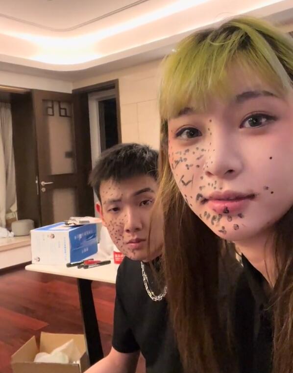 梅尼耶|痞幼开始新一轮炒作？与梅尼耶穿情侣装，俩人粉丝合计超5000万