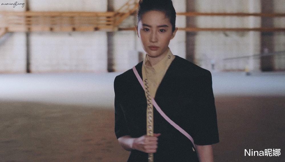 穿衣搭配|34岁刘亦菲掀起刘海做女王，穿斗篷西装大背头坐货车太霸气，好绝一女的