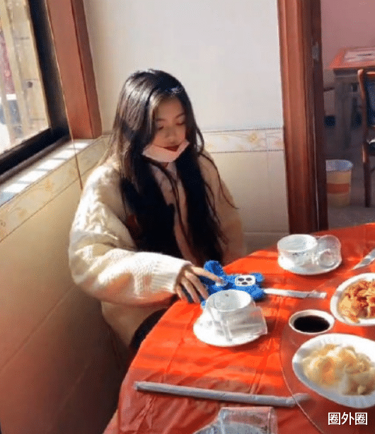 杨超越|父亲过60岁生日，杨超越回老家吃席，像极了面对亲戚时的我本人