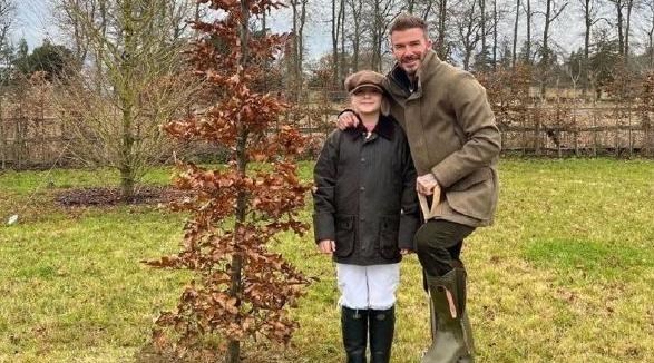 贝克汉姆|太幸福!小贝越活越年轻,看不出快50岁,坐过山车,穿可爱毛衣