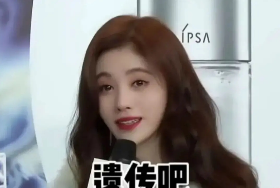 李沁|一场活动鞠婧祎和刘亦菲的对比，她是怎么把雾面妆嵌在脸上的？