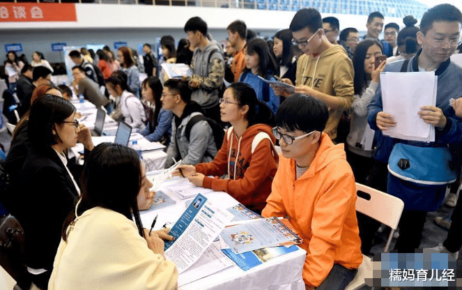 大学生|年薪超50万的人都啥“学历”?得知答案,网友没有对比就没有伤害