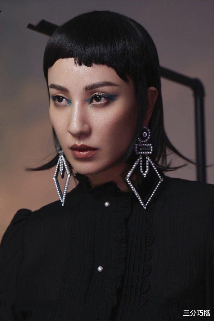 背头|蔡少芬太敢玩了，剪中性短，染红还做油背头，身旁的罗晋一脸严肃