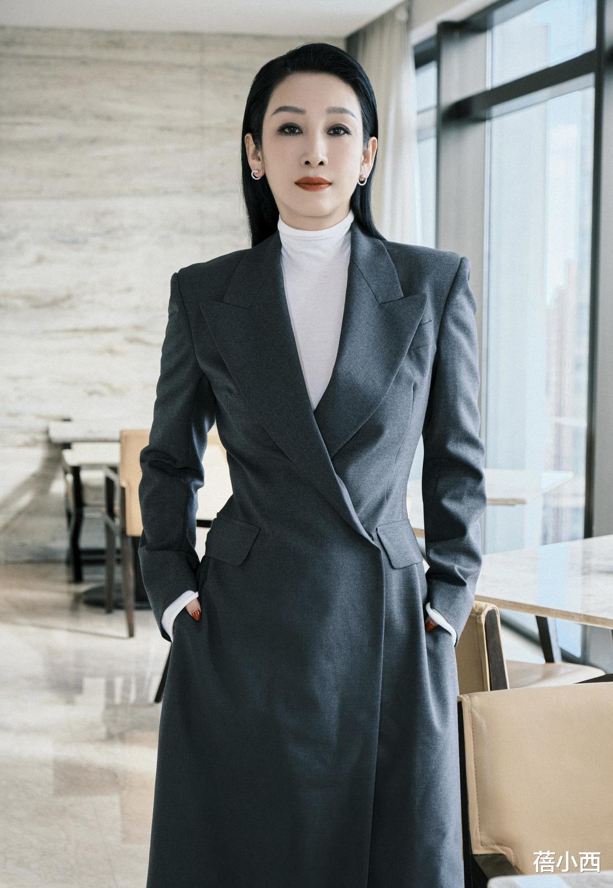 秦海璐|秦海璐穿出了70后阿姨羡慕的高级感！玩转“大衣”搭配，就服她