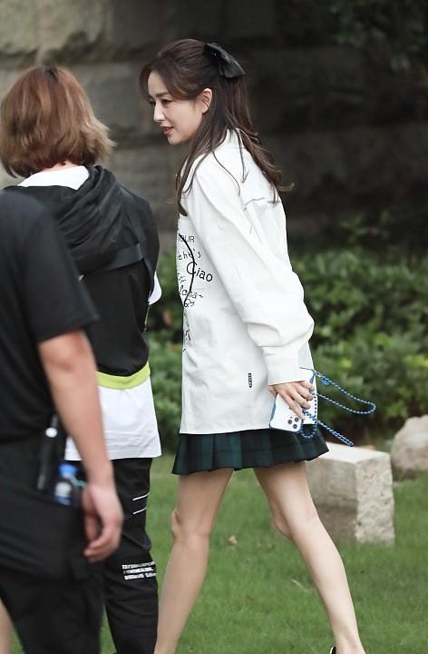 波波的时尚|佟丽娅穿搭好随性，脚踩拖鞋出镜，从容大方，“竹竿腿”好吸睛