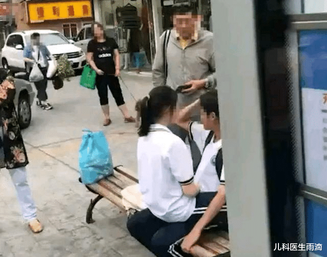儿科医生雨滴|初中生当街做“不雅”动作,大叔看不惯当众批评,网友:干得漂亮