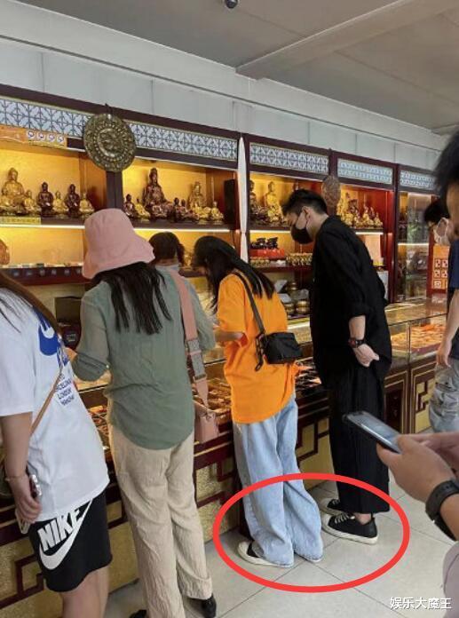 周炜|王大陆蔡卓宜泡温泉，女方坐王大陆腿上被环抱，此前二人还外滩拥吻就差官宣