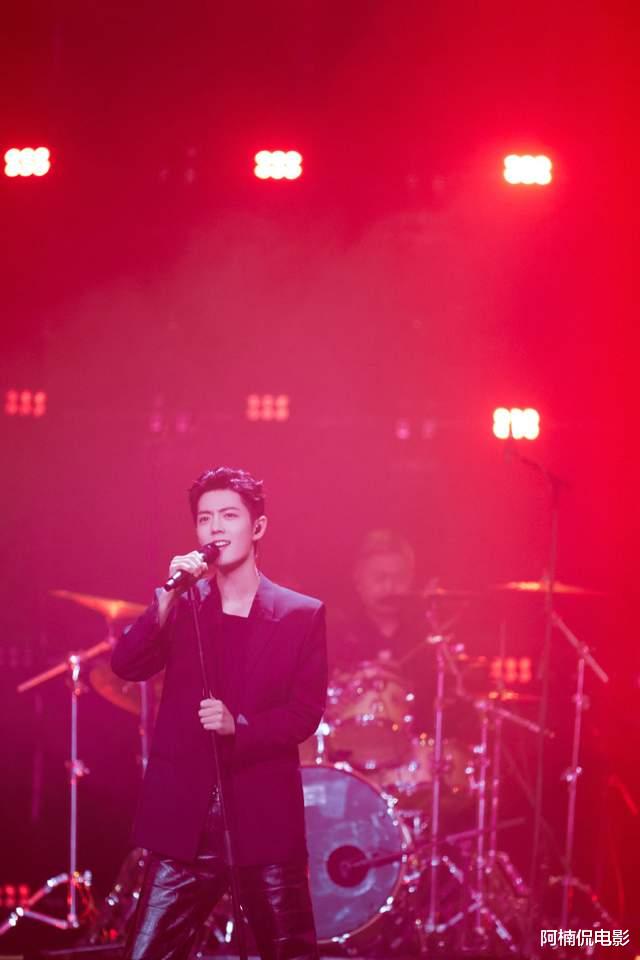 肖战|肖战连登三台春晚，王一博登上央视春晚，谁更受粉丝、官媒青睐