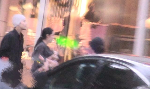 奇异博士2|郭碧婷向佐带娃出街，向太称孙女“很漂亮”，网友却质疑重男轻女