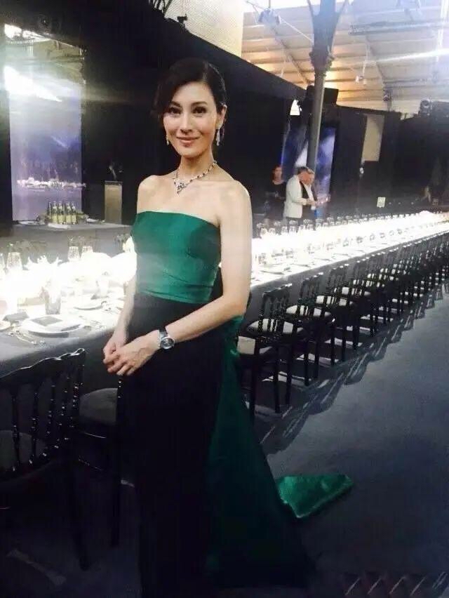 闲鱼有话说|李嘉欣老得很优雅，穿抹胸裙配复古发型显贵气，51岁还有少女身材